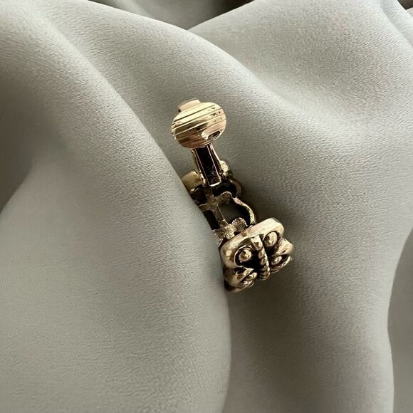 Vintage NEW Avon French Filigree Antique Gold Tone Clip On Hoops Earrings Signed - Picture 6 of 10